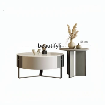 Журнальный столик с каменной плитой в прохладном стиле, круглый Комбинированный дизайн гостиной, минималистичный журнальный столик